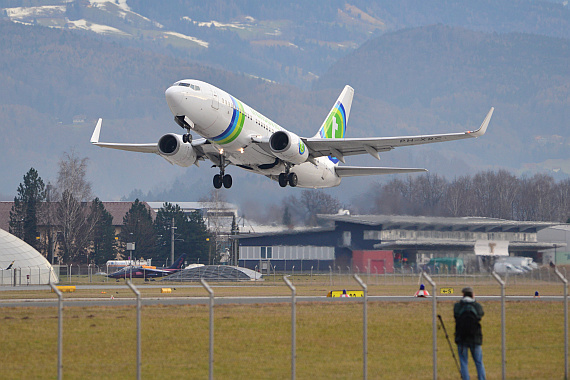 FlughafenSalzburg Winterspotten Jänner 2014 Transavia Boeing 737-700 PH-XRC beim Start mit Spotter Foto PA Austrian Wings Media Crew