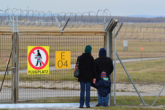 Spotter Flughafenzaun Familie Foto PA Austrian Wings Media Crew