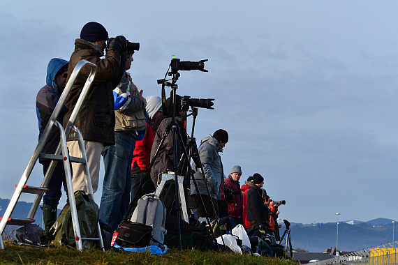 Die Arbeit von (Luftfahrt-) Fotografen ist nicht immer bequem. Wer vor der Verwendung von fremdem Material nicht mit dem Urheber Kontakt aufnimmt, tritt dessen erbrachte Leistung mit Füßen. - Foto: Austrian Wings Media Crew