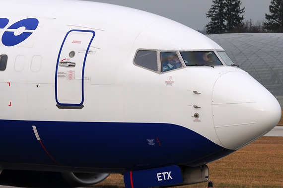 Transaero Boeing 737-700 Pilot winkt - Foto: Austrian Wings Media Crew