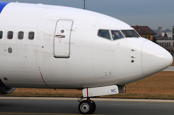 Transavia Boeing 737-700 Pilot winkt - Foto: Austrian Wings Media Crew