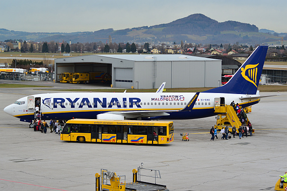 flughafen Salzburg Winterspotting 2014 Ryanair Boeing 737-800 EI-EKE Passagiere steigen ein mit Passagierbus Foto PA Austrian Wings Media Crew