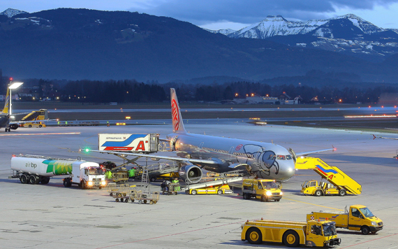 Airbus A321 von FlyNiki am Flughafen Salzburg - Foto: CZ Austrian Wings Media Crew