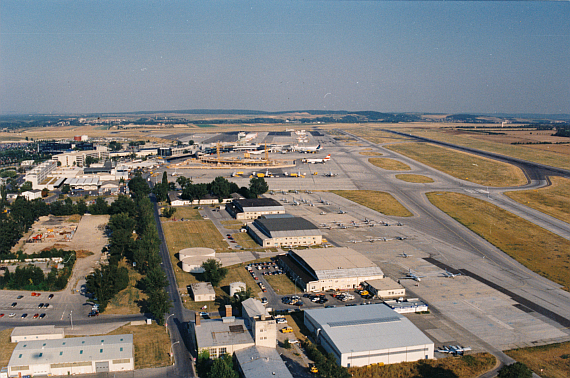 Die beiden Rundhangars am Flughafen Wien-Schwechat, mittig am Bild; Archivaufnahme aus den 1990er-Jahren - Foto: Archiv Flughafen Schwechat