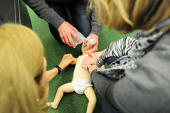 Notfälle bei Kleinkindern - eine für viele Ärzte beunruhigende Vorstellung. Das Praxistraining gibt Sicherheit. Notfälle bei Kleinkindern - eine für viele Ärzte beunruhigende Vorstellung. Das Praxistraining gibt Sicherheit.