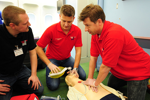Die "Doc on Board"-Trainer - hier DGKP Jürgen Matek, Dr. David Gabriel und Dr. Gustav Huber - demonstrieren den Einsatz des medizinischen Equipments inklusive Defibrillator im Flugzeug. Die "Doc on Board"-Trainer - hier DGKP Jürgen Matek, Dr. David Gabriel und Dr. Gustav Huber - demonstrieren den Einsatz des medizinischen Equipments inklusive Defibrillator im Flugzeug.