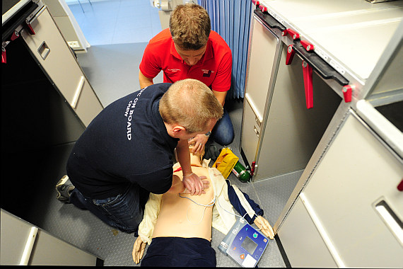 Durch den raschen Einsatz halbautomatischer Defibrillatoren im Rahmen der Reanimation - hier bei einer Übung - steigt die Überlebenschance signifikant - Foto: Austrian Wings Media Crew