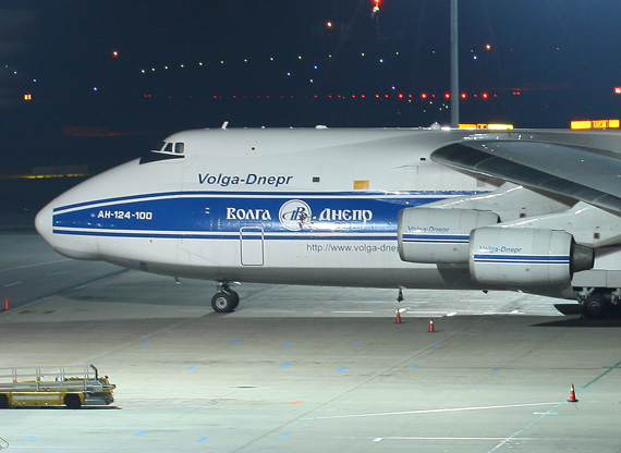 Volga Dnepr Antonov Stimmungsvolles Cloesup bei Nacht - Foto: Christian Zeilinger / Austrian Wings Media Crew