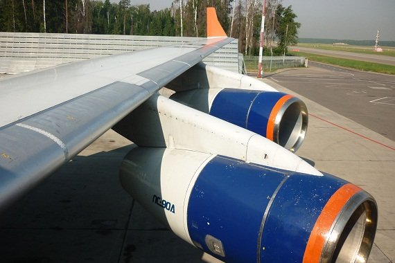 Blick auf die Triebwerke der Ilyushin von der Passagiertreppe aus.