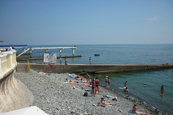 Die „Wellenbrecher“ und teilweise verrottende alte Strandinfrastruktur sind einer Olympiastadt einfach nicht würdig.