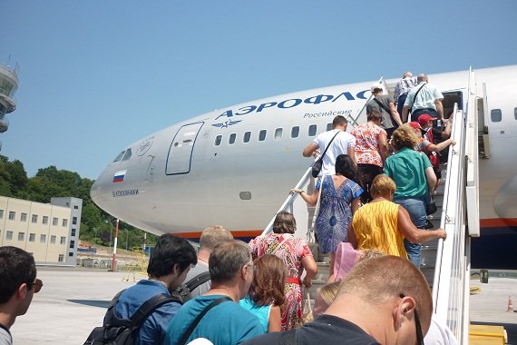 Die Abfertigung eines Widebodies nimmt immer viel Zeit in Anspruch, vor allem wenn der Flieger am Vorfeld positioniert ist und beinahe voll besetzt ist.