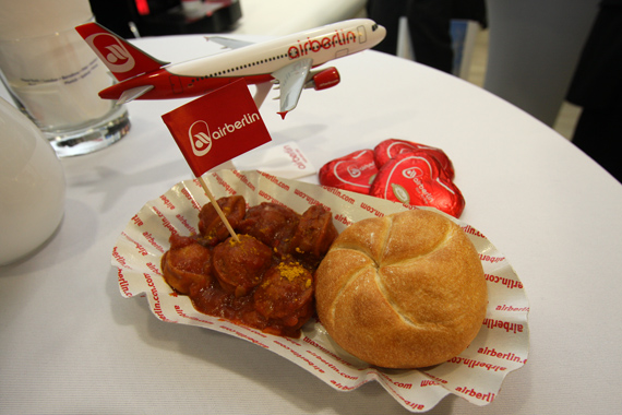 Getränke oder Snacks wird es bei Air Berlin in Kürze nur noch gegen Zuzahlung geben - Symbolfoto: M. Dichler