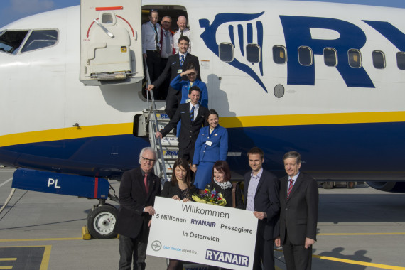 Ryanair 5 Mio Passagier Gruppenfoto mit Crew - Foto: Austrian Wings Media Crew