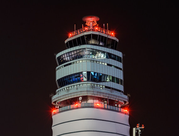 Nachtaufnahme des Towers - Foto: Markus Dobrozemsky
