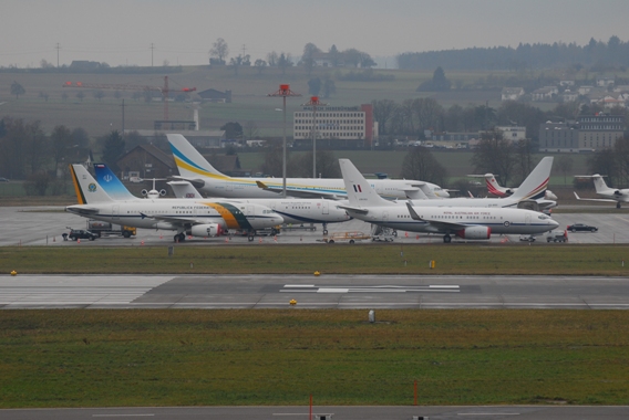 Grosser Andrang auf den „Whisky“ Standplätzen während des WEF, am Flughafen Zürich