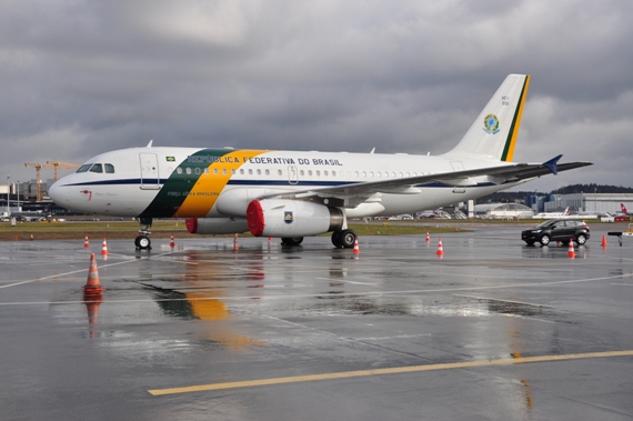 Die Brasilianische Regierung (Forca Aerea Brasileira) kam gleich mit einem Airbus A319-133X, VC-1 und einem Embraer ERJ-190GV (nächstes Bild), VC-2 in bunter Bemalung nach Zürich
