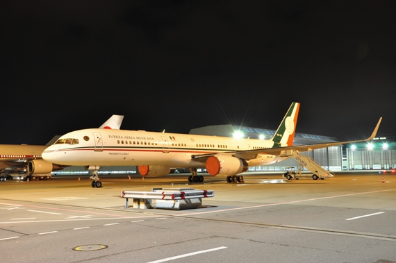 Fuerza Aerea Mexicana, Boeing B757-225, XC-UJM, kurz vor dem nächtlichen Abflug Fuerza Aerea Mexicana, Boeing B757-225, XC-UJM, kurz vor dem nächtlichen Abflug