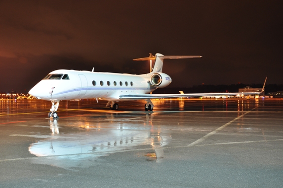Den Motiven für Nachtaufnahmen sind keine Grenzen gesetzt, wie diese Gulfstream auf dem nassen Tarmac zeigt Den Motiven für Nachtaufnahmen sind keine Grenzen gesetzt, wie diese Gulfstream auf dem nassen Tarmac zeigt