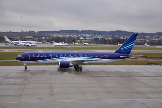 Azerbaijan Government mit der brandneu bemalten Boeing B767-32L(ER), 4K-101 (BAKU 1)