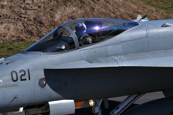 34 F-18 Cockpit Pilot Closeup Schweizer LUftwaffe Meiringen Foto Andy Herzog