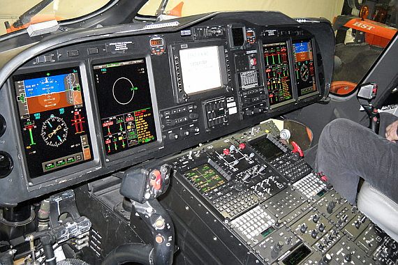 Instrumentenpanel eines Agusta Westland AW139 - Foto: Wikimedia Commons
