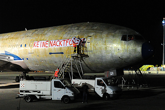 AUA Austrian Airlines Ankunft Boeing 777 OE-LPE_13 Keine Nacktfotos mit Smiley Foto PA Austrian Wings Media Crew