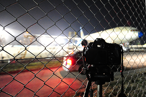 AUA Austrian Airlines Ankunft Boeing 777 OE-LPE_15 Kamera auf Stativ Foto PA Austrian Wings Media Crew