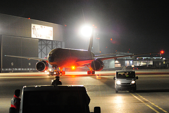 AUA Austrian Airlines Ankunft Boeing 777 OE-LPE_4 Foto PA Austrian Wings Media Crew