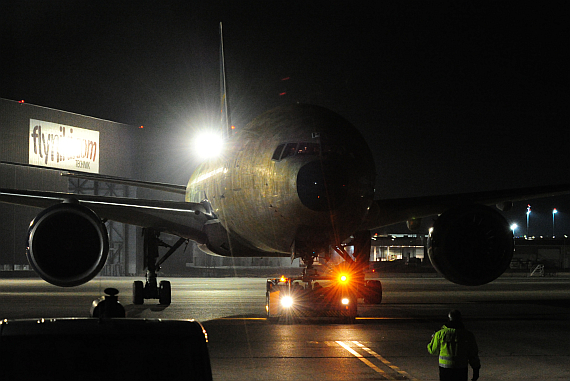 AUA Austrian Airlines Ankunft Boeing 777 OE-LPE_5 Foto PA Austrian Wings Media Crew