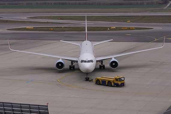 AUA Austrian Airlines Boeing 767-300ER beim Pushback Foto Markus Dobrozemsky