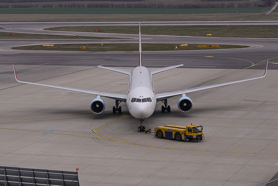 AUA Austrian Airlines Boeing 767-300ER beim Pushback Foto Markus Dobrozemsky AUA Austrian Airlines Boeing 767-300ER beim Pushback Foto Markus Dobrozemsky