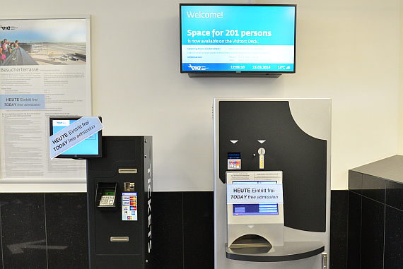 Links das Kartenterminal, rechts der Münzautomat