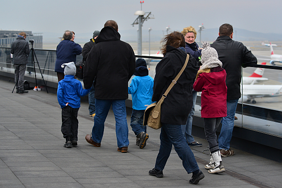 Bei schönem Wetter ist das Besucherdeck auf dem Flughafen Wien ein beliebtes Ausflugsziel für ganze Familien - Foto: Austrian Wings Media Crew