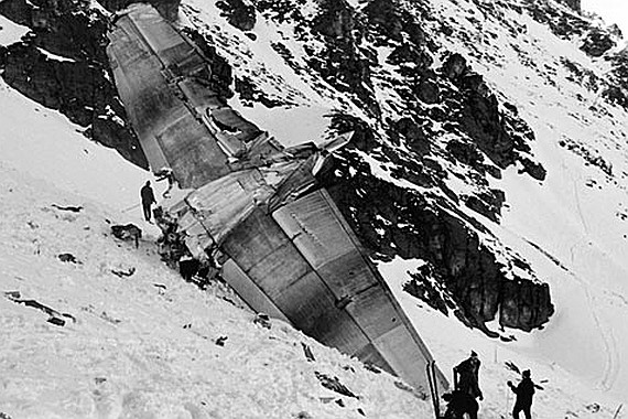 Das abgerissene Höhenleitwerk der Maschine an der Unglücksstelle - Foto: Archiv Austrian Wings