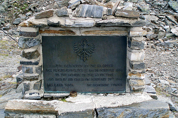 Eine in Deutsch und Englisch gehaltene Inschrift erinnert an die Opfer des Unglücks - Foto: Hejkal via Wiki Commons