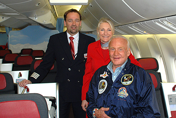 Buzz Aldrin mit dem Kapitän des Fluges und einer Flugbegleiterin - Foto: Austrian Airlines Buzz Aldrin mit dem Kapitän des Fluges und einer Flugbegleiterin - Foto: Austrian Airlines
