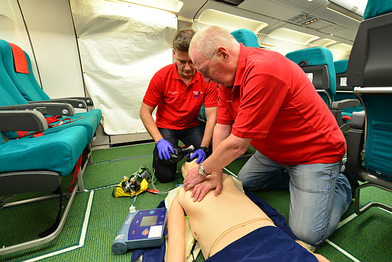 Notarzt Dr. Joachim Huber beim Reanimationstraining, links der Defibrillator: "Selbst in kleinsten Flugzeugen wie einem Executive Jet ist der Einsatz eines Defis kein Problem!" - Foto: Austrian Wings Media Crew