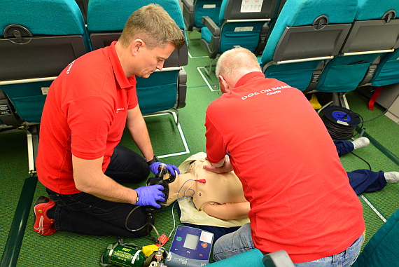 "Doc on Board" Training: Wiederbelebung im Flugzeug - Foto: Huber / Austrian Wings Media Crew