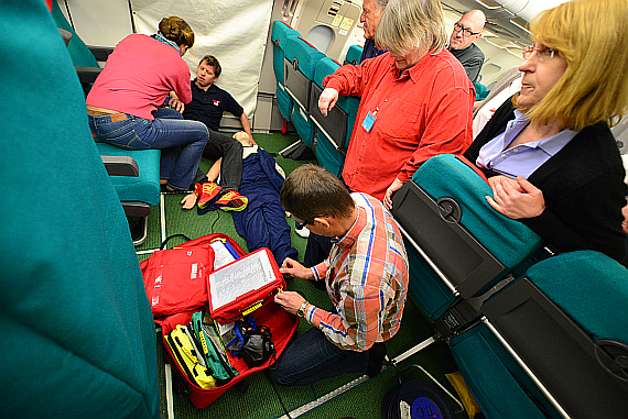 Training unter Realbedingungen: Im beweglichen Kabinensimulator gilt es, einen Patienten umfangreich erstzuversorgen. Training unter Realbedingungen: Im beweglichen Kabinensimulator gilt es, einen Patienten umfangreich erstzuversorgen.