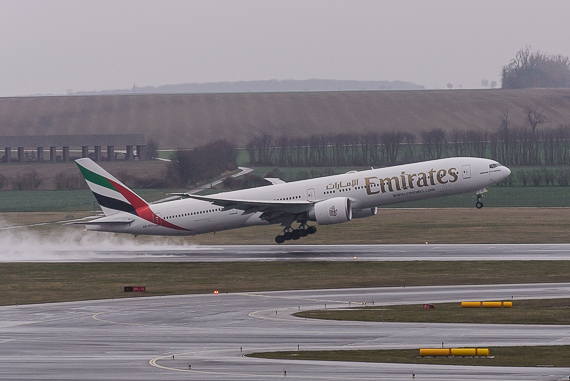 Boeing 777-300ER von Emirates beim Start auf der regennassen Piste 29 - Foto: Markus Dobrozemsky