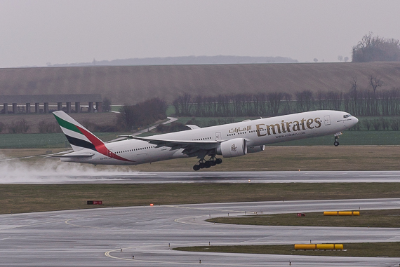 Boeing 777-300ER von Emirates beim Start auf der regennassen Piste 29 - Foto: Markus Dobrozemsky Boeing 777-300ER von Emirates beim Start auf der regennassen Piste 29 - Foto: Markus Dobrozemsky