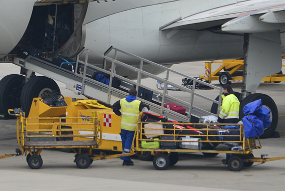 Kommt ein Passagier nicht rechtzeitig, muss sein bereits verladenes Gepäck herausgesucht und wieder ausgeladen werden, denn aus Sicherheitsgründen darf kein Gepäckstück ohne Passagier auf Reisen gehen.