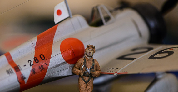 Japanischer Pilot des Zweiten Weltkrieges vor seiner Maschine - Foto: Markus Dobrozemsky