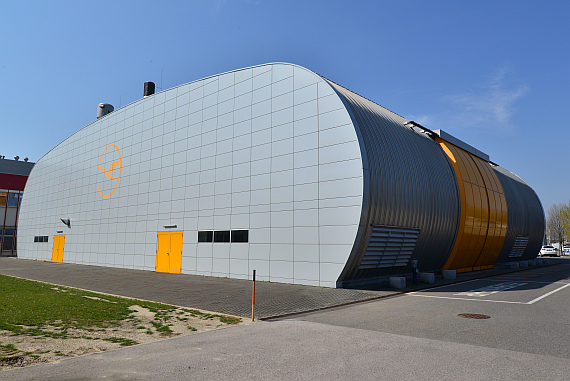 Die Simulatorhalle von Lufthansa Flight Training Vienna am Flughafen Wien