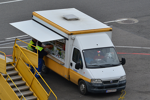 Auch Flughafenmitarbeiter brauchen eine Stärkung, dafür steht der mobile Würstelstand auf dem Vorfeld zur Verfügung