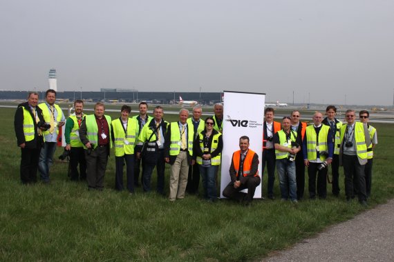 Die Delegation der österreichischen Flughafenfreunde auf dem Gelände des VIE - Foto: Flughafenfreunde Wien Die Delegation der österreichischen Flughafenfreunde auf dem Gelände des VIE - Foto: Flughafenfreunde Wien