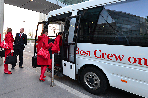 AUA AUstrian Airlines Crew steigt in den Crewbus ein Foto PA Austrian Wings Media Crew AUA AUstrian Airlines Crew steigt in den Crewbus ein Foto PA Austrian Wings Media Crew