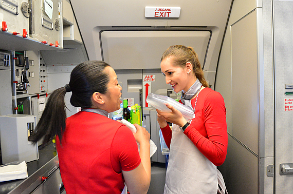 Stets ein Lächeln im Gesicht: Die Flugbegleiterinnen auf dem Flug nach Hamburg Stets ein Lächeln im Gesicht: Die Flugbegleiterinnen auf dem Flug nach Hamburg