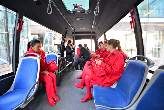 AUA Austrian Airlines Crew im Crewbus AUA AUstrian Airlines Crew steigt in den Crewbus ein Foto PA Austrian Wings Media Crew AUA Austrian Airlines Crew im Crewbus AUA AUstrian Airlines Crew steigt in den Crewbus ein Foto PA Austrian Wings Media Crew