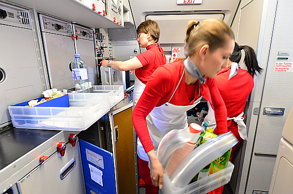 AUA Austrian Airlines Flugbegleiter in der Galley Bordküche Foto PA Austrian Wings Media Crew AUA Austrian Airlines Flugbegleiter in der Galley Bordküche Foto PA Austrian Wings Media Crew